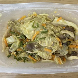 キャベツとツナのカレー炒めのパックを開けたところ