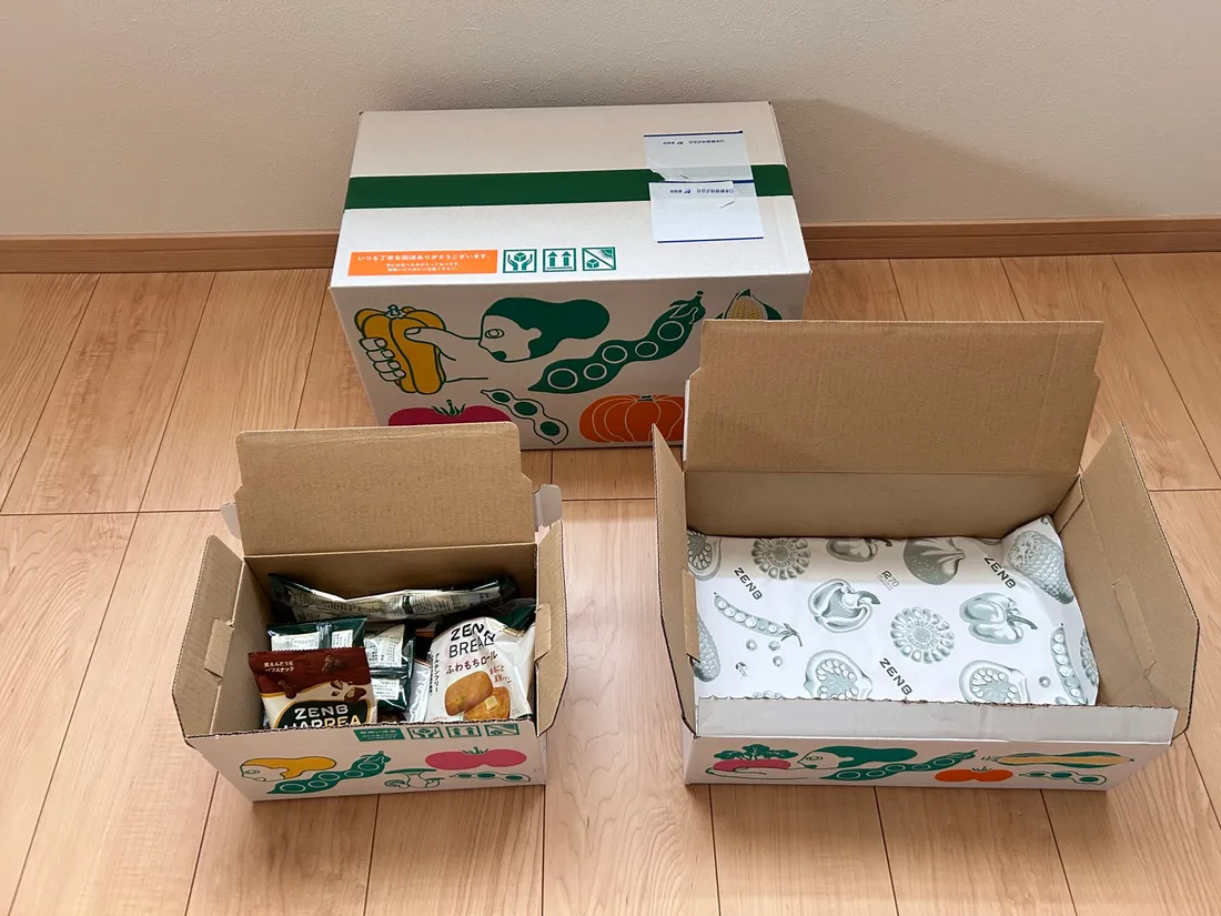 ZENB公式通販から届いた段ボール箱。中にゼンブブレッドなどが包装紙に包まれて入っている