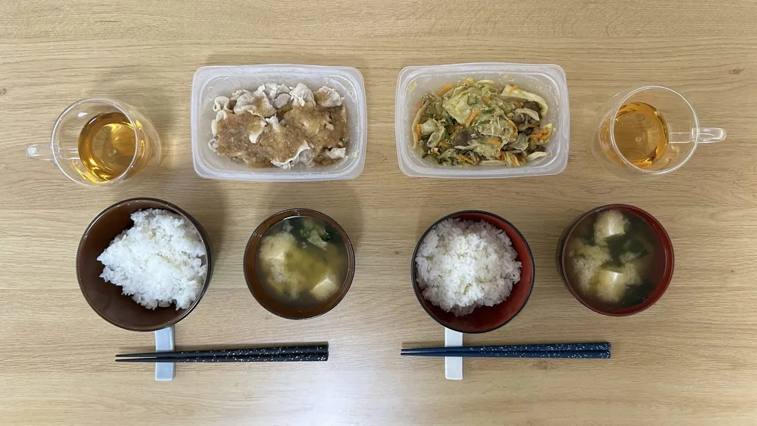 シェフの無添つくりおきの惣菜2品に、ご飯・味噌汁・麦茶を添えた2人分の食卓