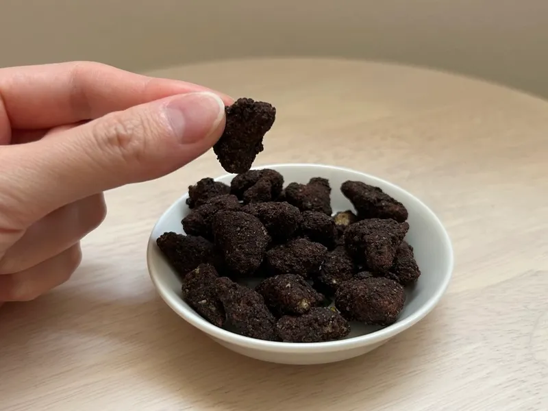 ゼンブハッピー カカオ味を手に持ったところ