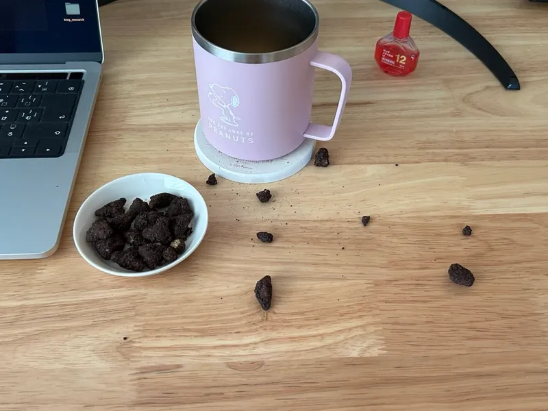 ゼンブハッピーをデスクにぶちまけた様子