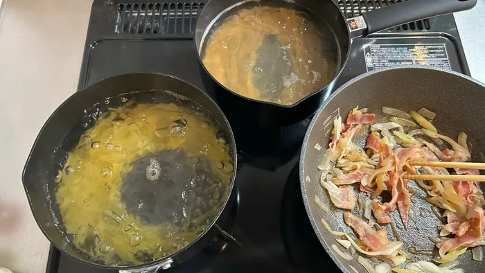 2つの鍋で麺を同時に茹でているコンロ