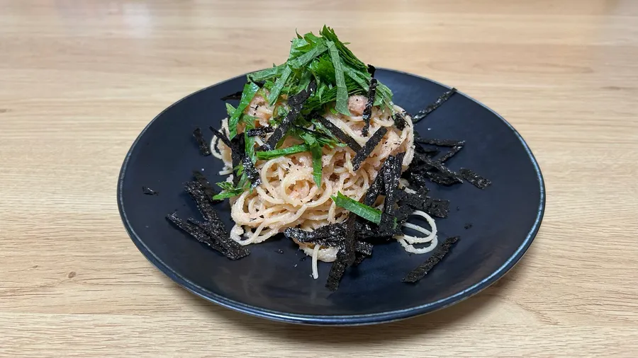 明太子と大葉と海苔の和風パスタをゼンブヌードルで作った皿