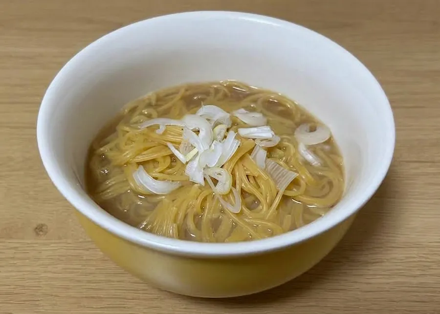 完成したゼンブラーメン醤油。ネギを乗せた状態