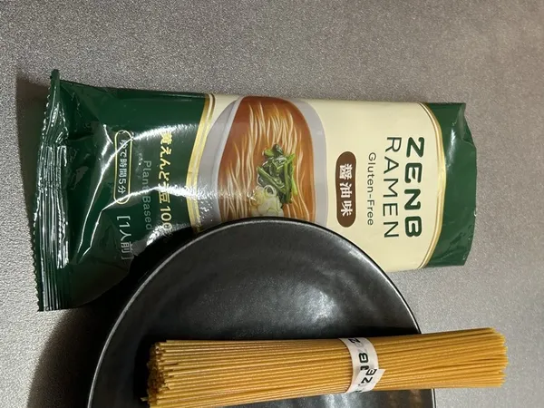 ゼンブラーメン醤油の中身。麺の束と液体スープの小袋